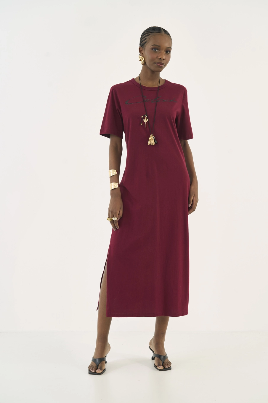 Vestido Midi Com Aplicação E Fenda Na Barra Bordô