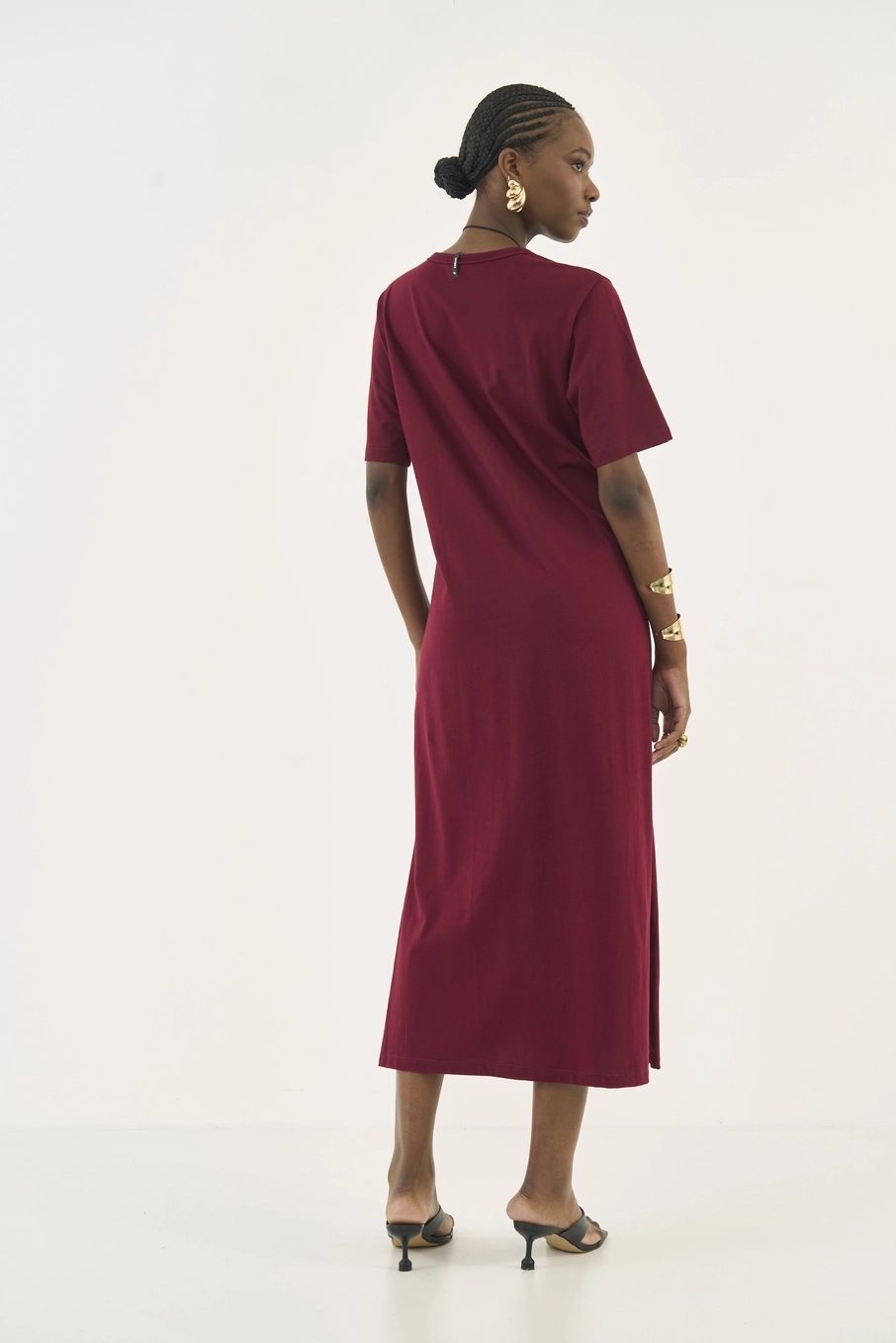 Vestido Midi Com Aplicação E Fenda Na Barra Bordô