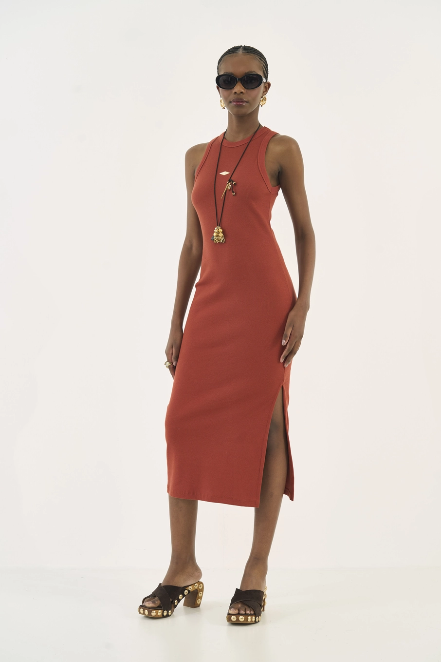 Vestido Midi Canelado Com Fenda Marrom