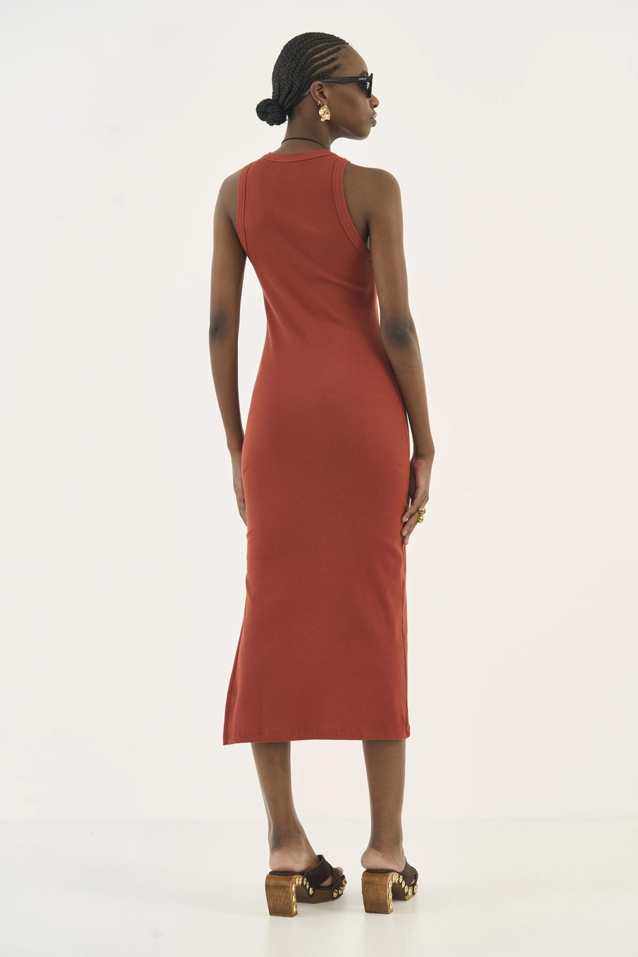 Vestido Midi Canelado Com Fenda Marrom