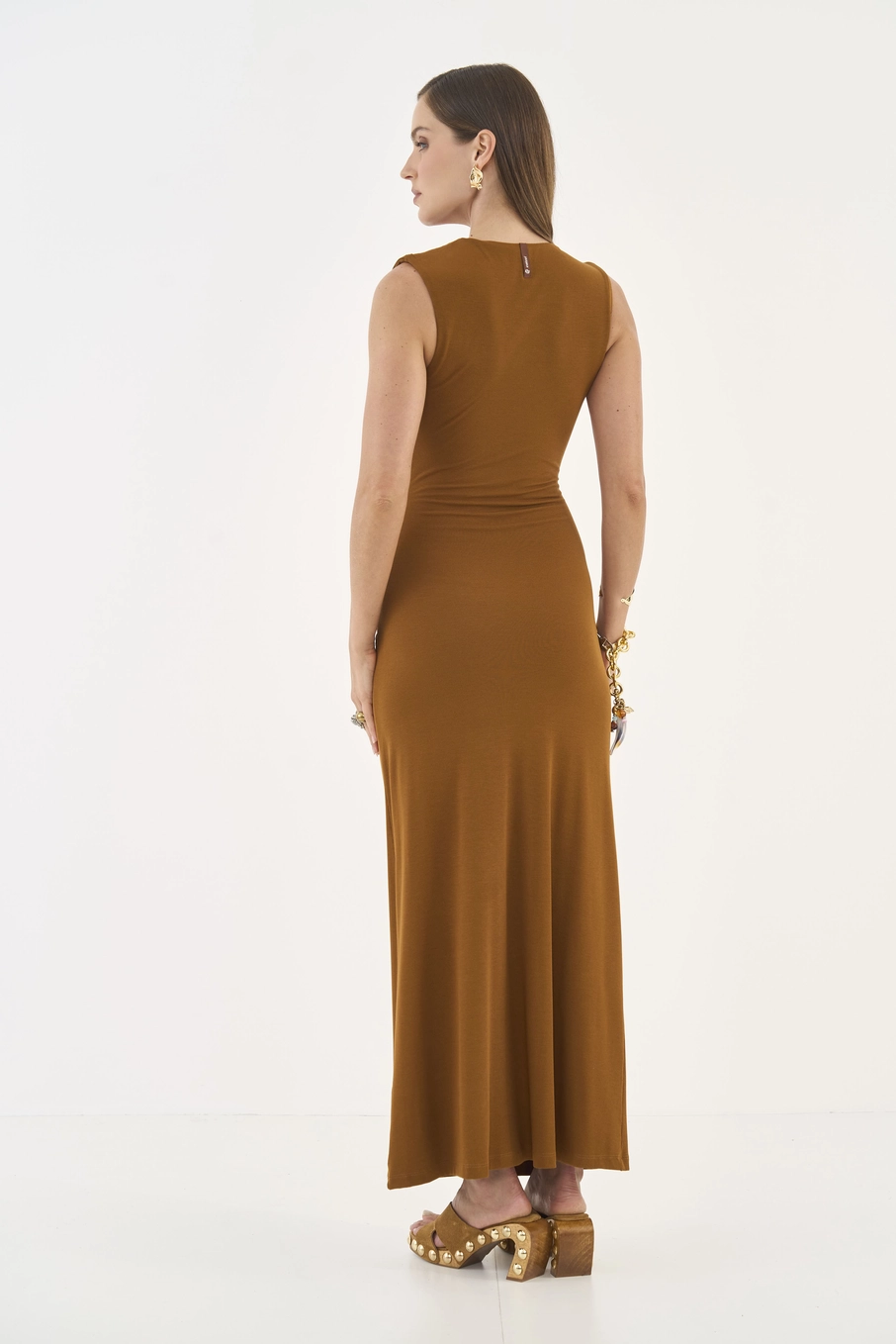 Vestido Midi Slim Canelado Com Drapeado Lateral Marrom