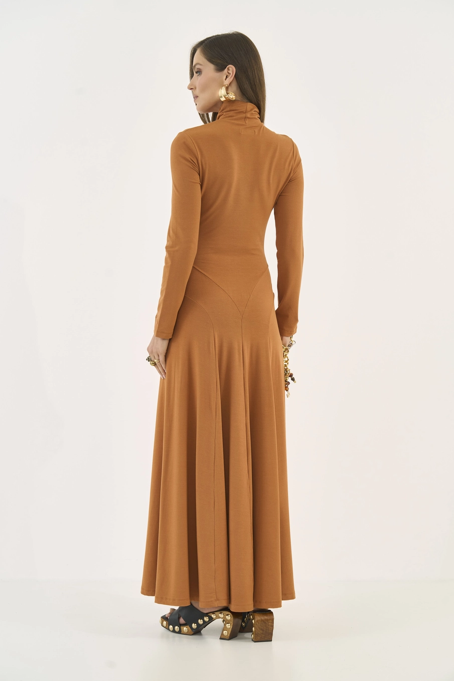 Vestido Longo Slim Manga Longa Gola Alta Bege