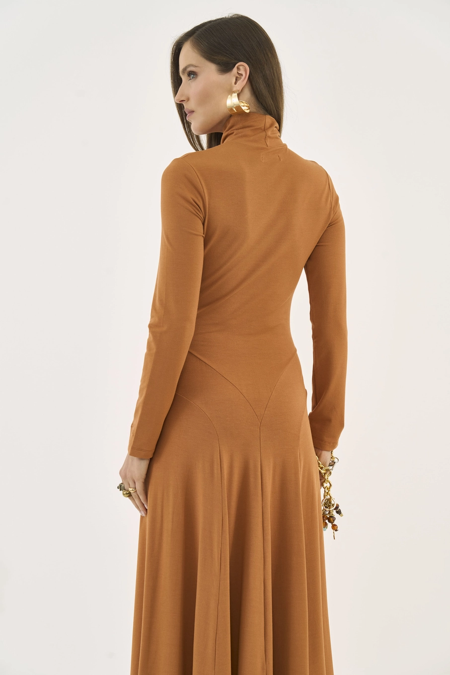 Vestido Longo Slim Manga Longa Gola Alta Bege