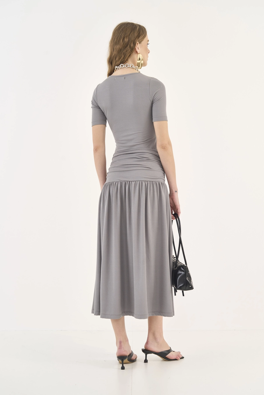 Vestido Midi Canelado Com Franzido Acinturado Cinza