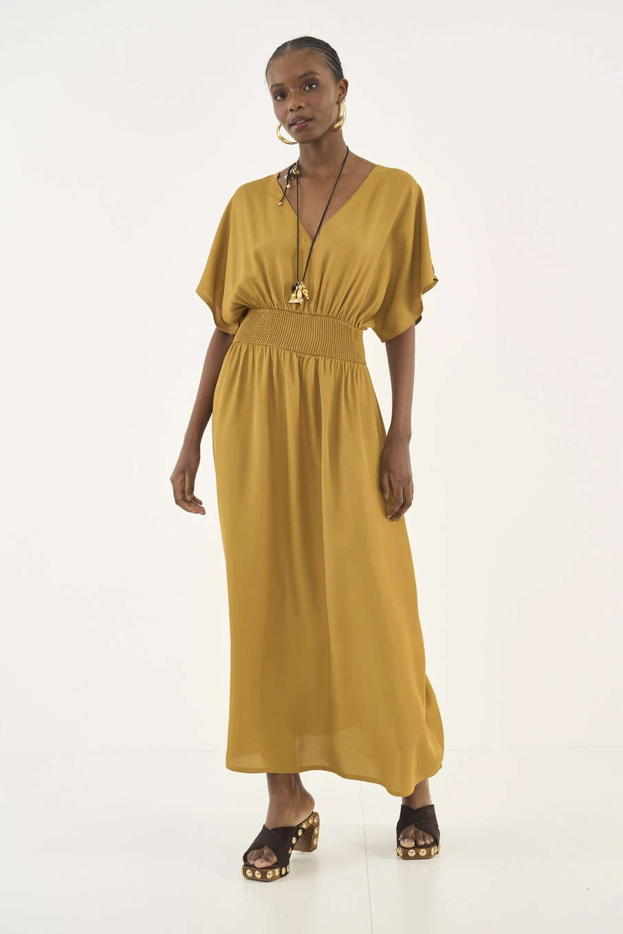 Vestido Midi Fluido Acinturado Marrom Ebbela