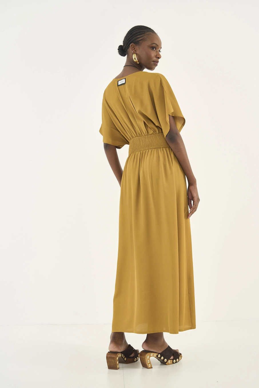 Vestido Midi Fluido Acinturado Marrom Ebbela