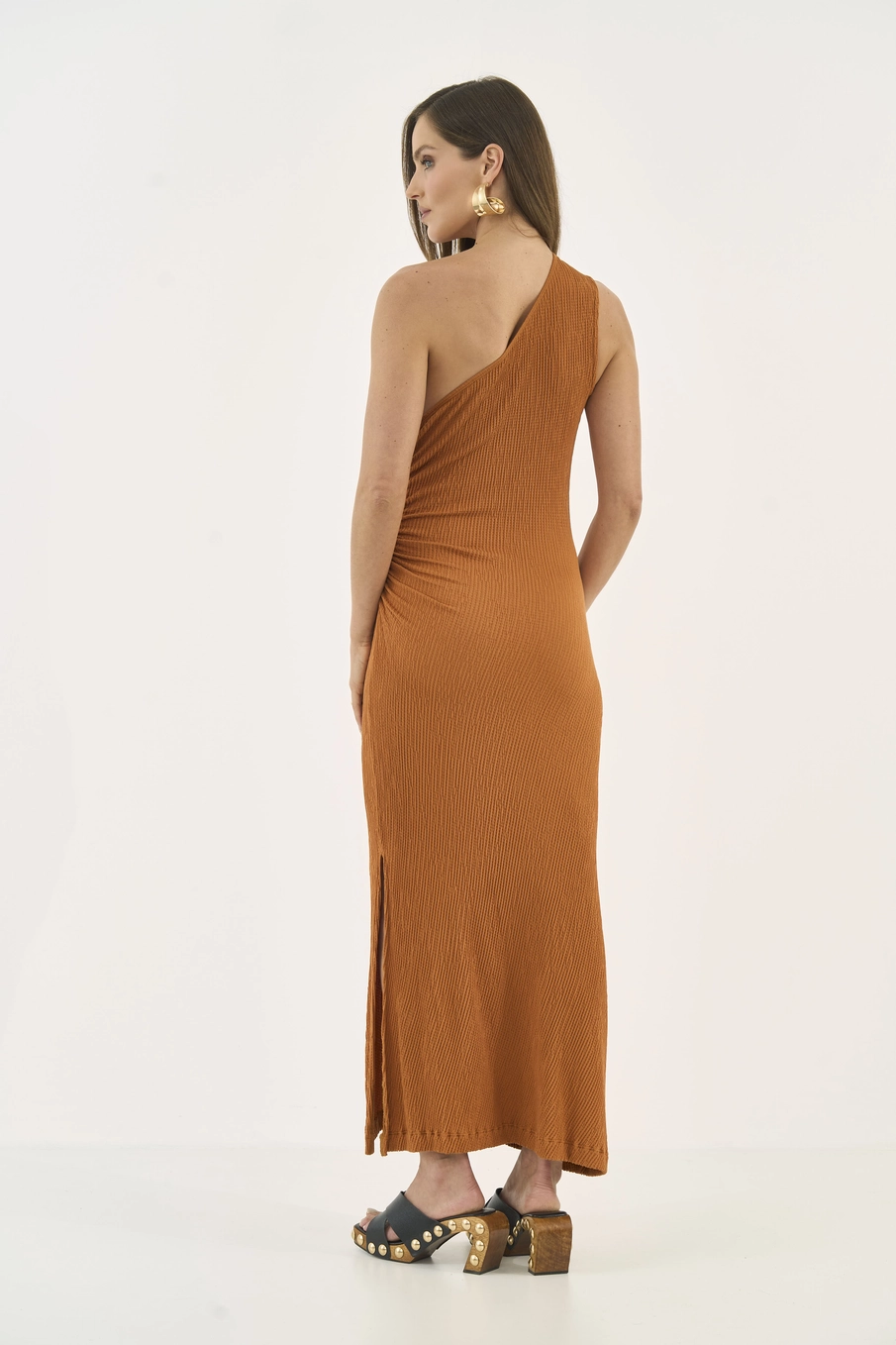 Vestido Midi Canelado Franzido Assimétrico Bege