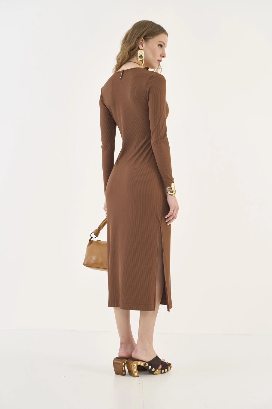 Vestido Canelado Midi Manga Longa Com Fenda Marrom