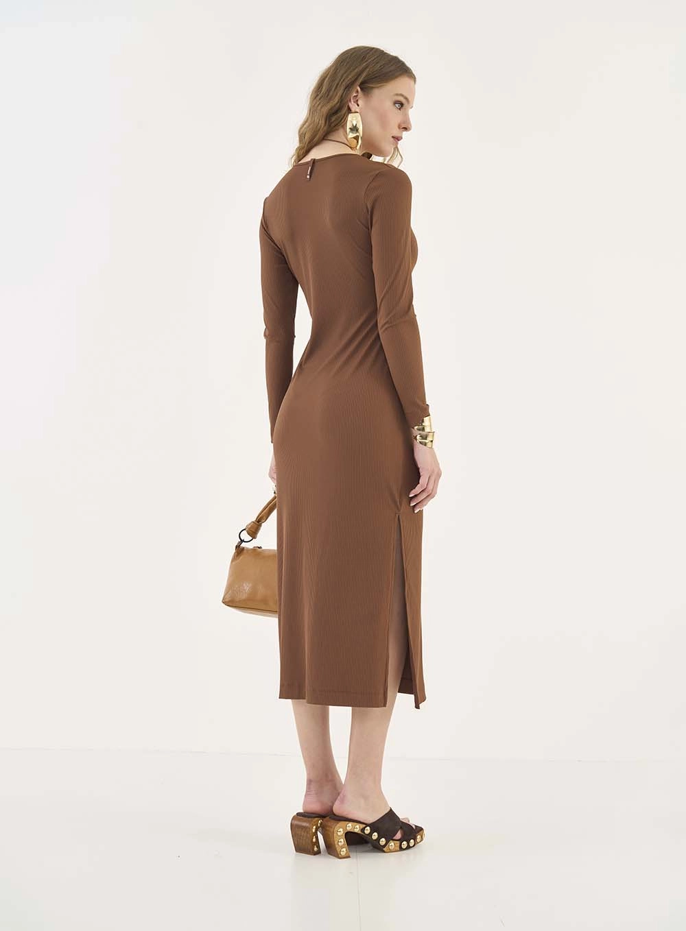 Vestido Canelado Midi Manga Longa Com Fenda Marrom