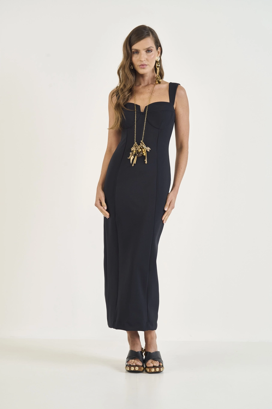 Vestido Midi Slim Com Decote Coração Preto