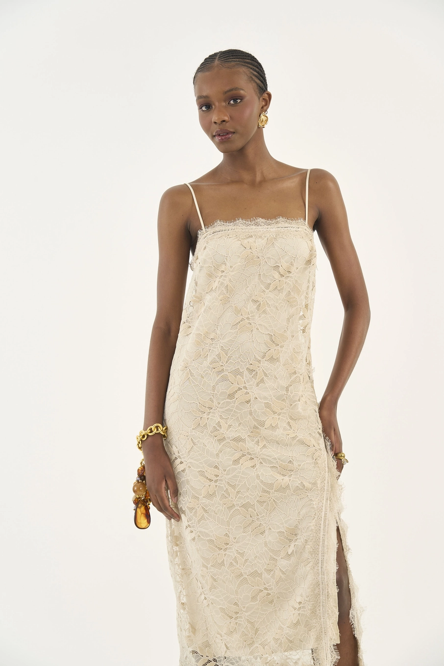 Vestido Comfy Em Renda Com Fenda Bege