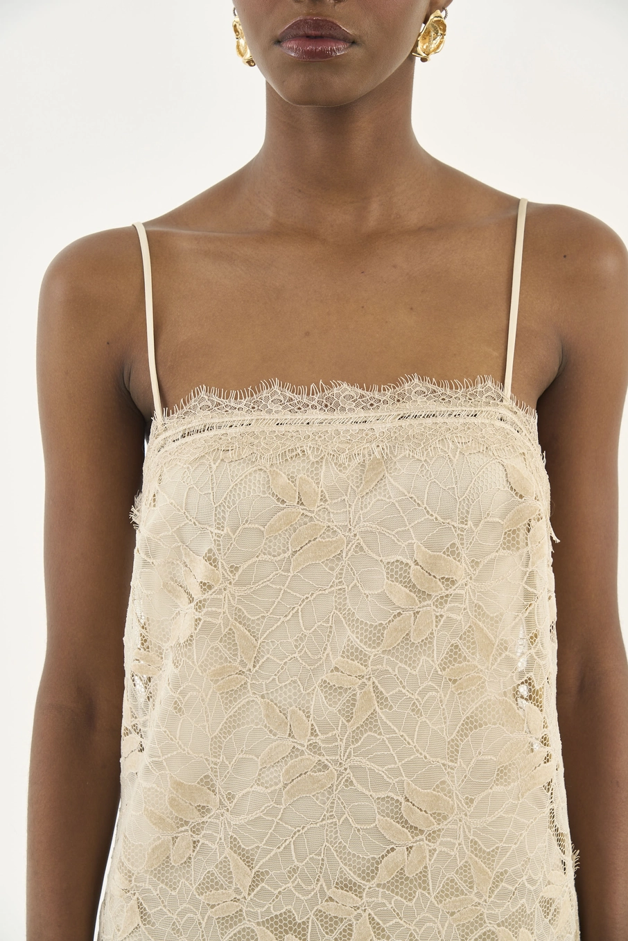 Vestido Comfy Em Renda Com Fenda Bege