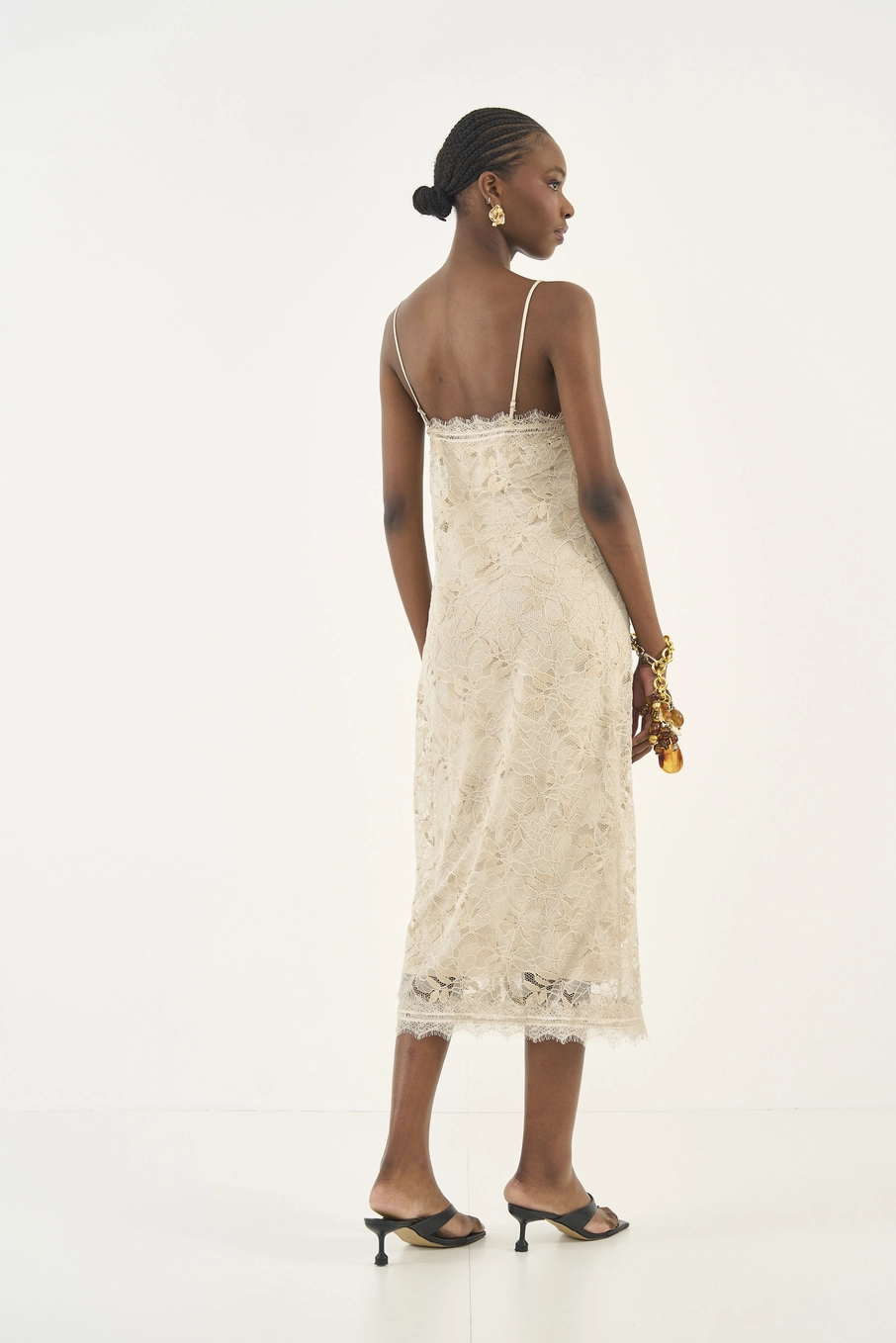 Vestido Comfy Em Renda Com Fenda Bege