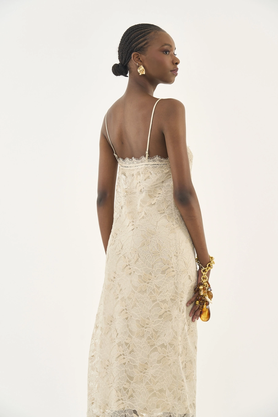Vestido Comfy Em Renda Com Fenda Bege