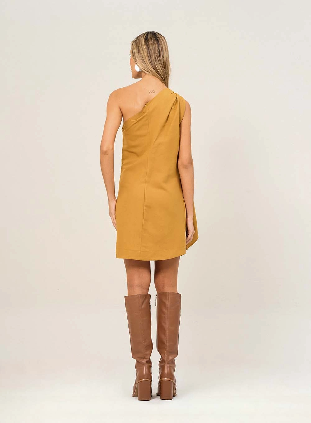Vestido Curto Um Ombro Com Detalhe Metálico Amarelo 2
