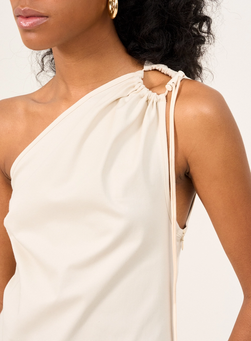 Vestido Curto Um Ombro Só Com Amarração Bege 3
