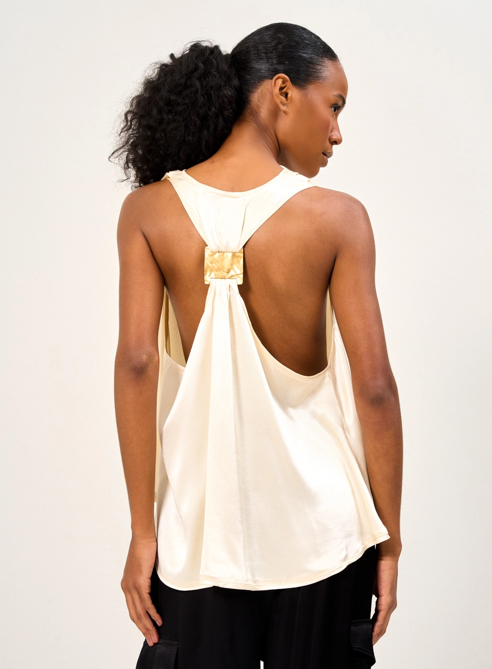 Blusa Feminina Decote V Costas Aberta Bege 2