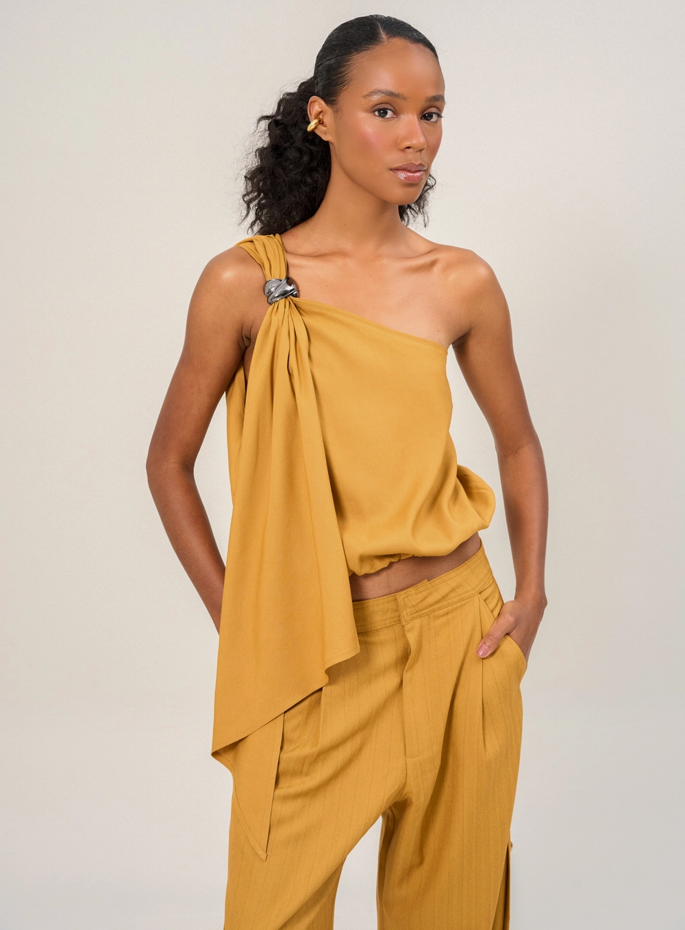Blusa Feminina Assimetrica Com Drapeado Amarelo 1