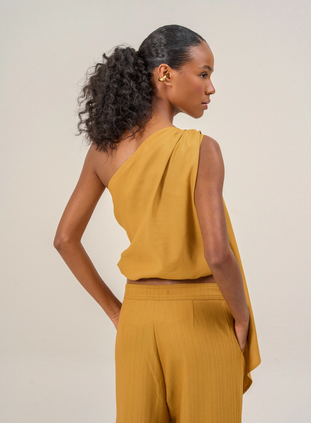 Blusa Feminina Assimetrica Com Drapeado Amarelo 2