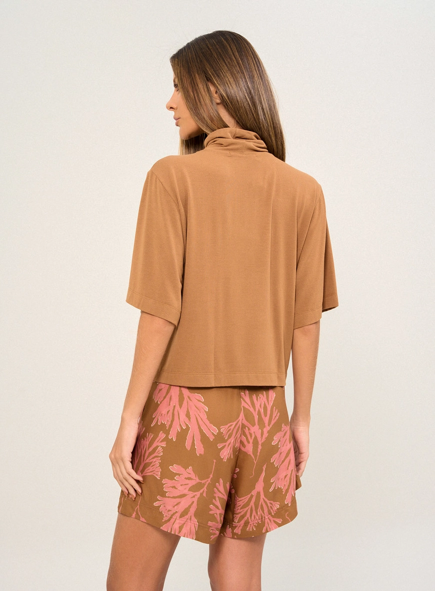 Blusa Feminina Manga Curta Com Gola Alta Marrom 2