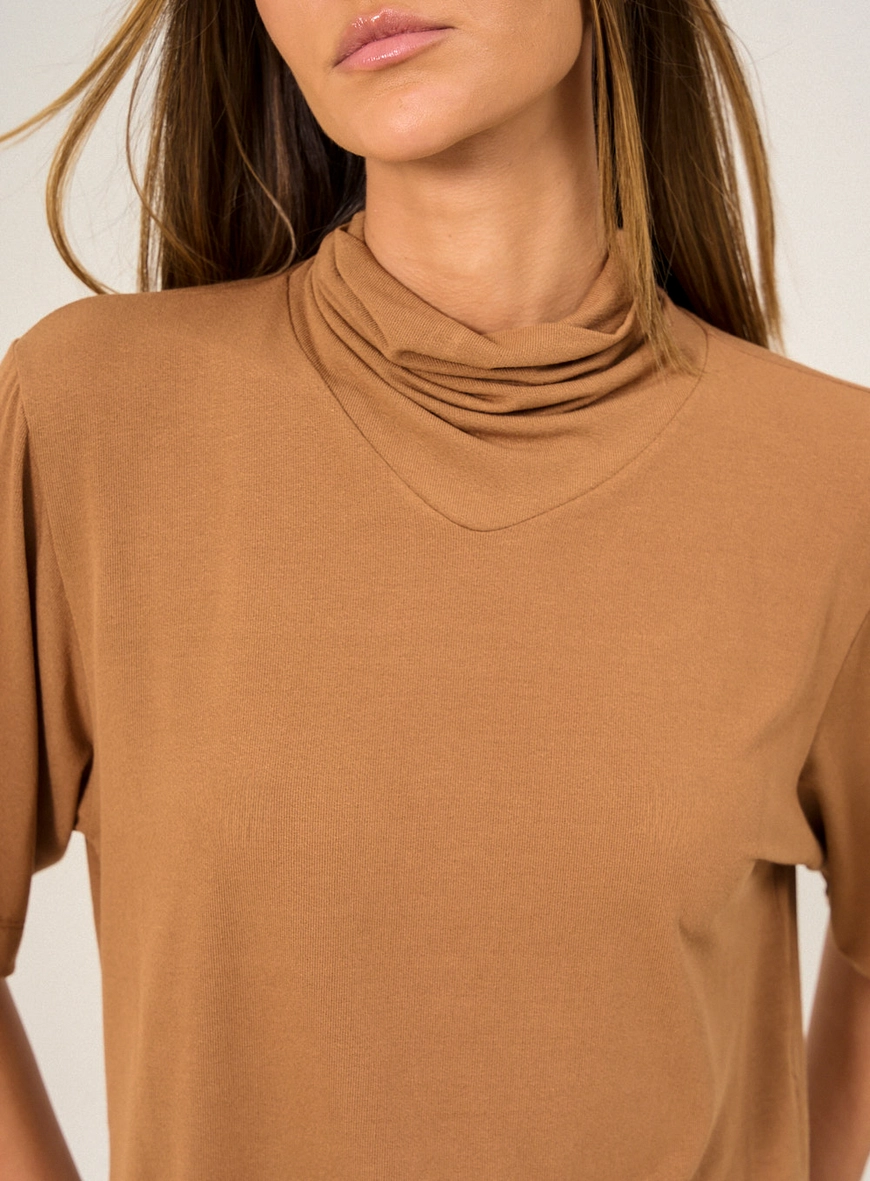Blusa Feminina Manga Curta Com Gola Alta Marrom 3