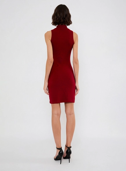 Vestido Curto Slim Gola Alta