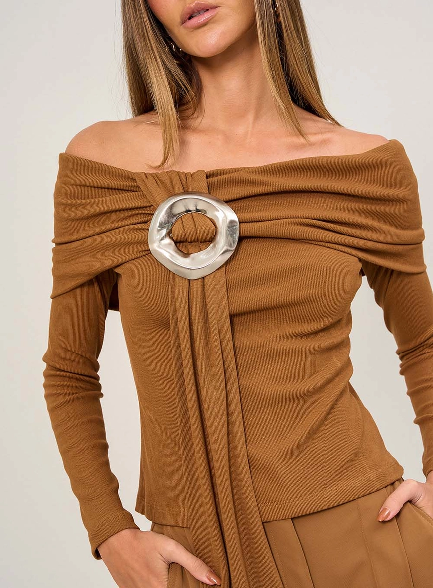 Blusa Ombro A Ombro Com Argola Metálica Marrom 3