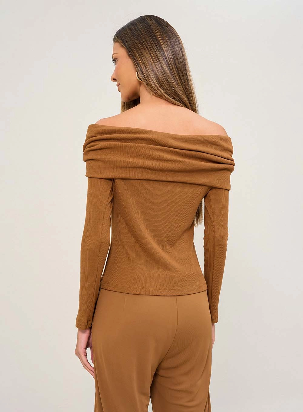 Blusa Ombro A Ombro Com Argola Metálica Marrom 2