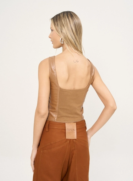 Blusa Estruturada Em Pu Com Zíper Frontal