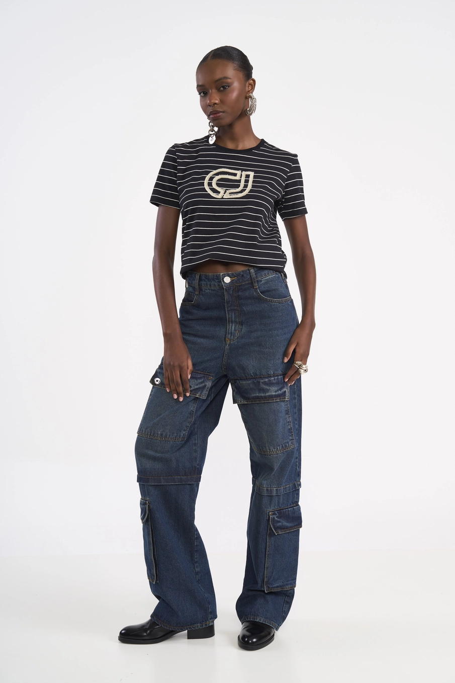 Camiseta Cropped Listrada Logomania Estampados