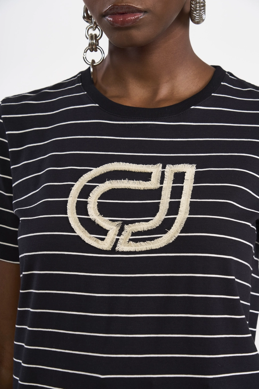 Camiseta Cropped Listrada Logomania Estampados