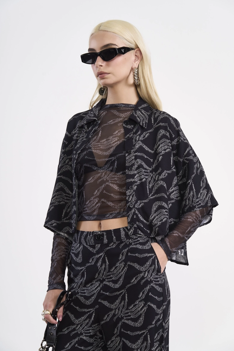 Camisa Cropped Estampa Metal Hardware