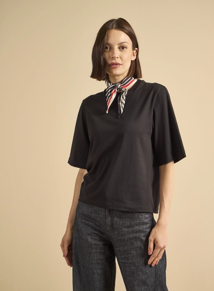 Camiseta Feminina Com Lenço Estampado