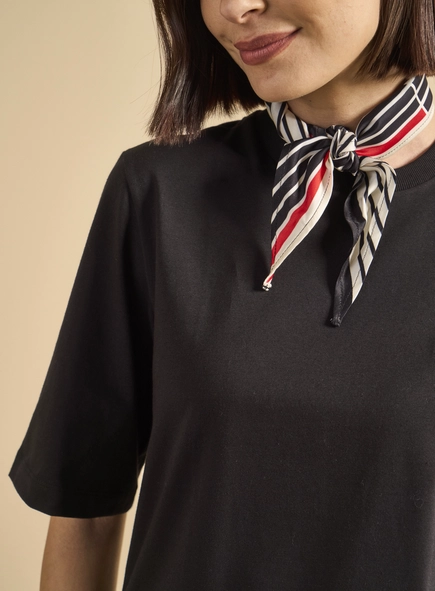 Camiseta Feminina Com Lenço Estampado