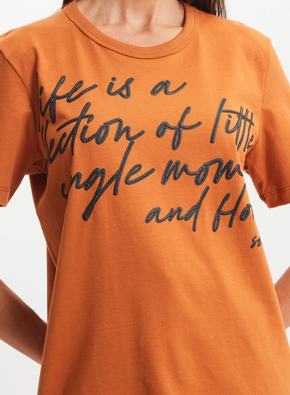 Camiseta Feminina Comfort Estampada Bege 4