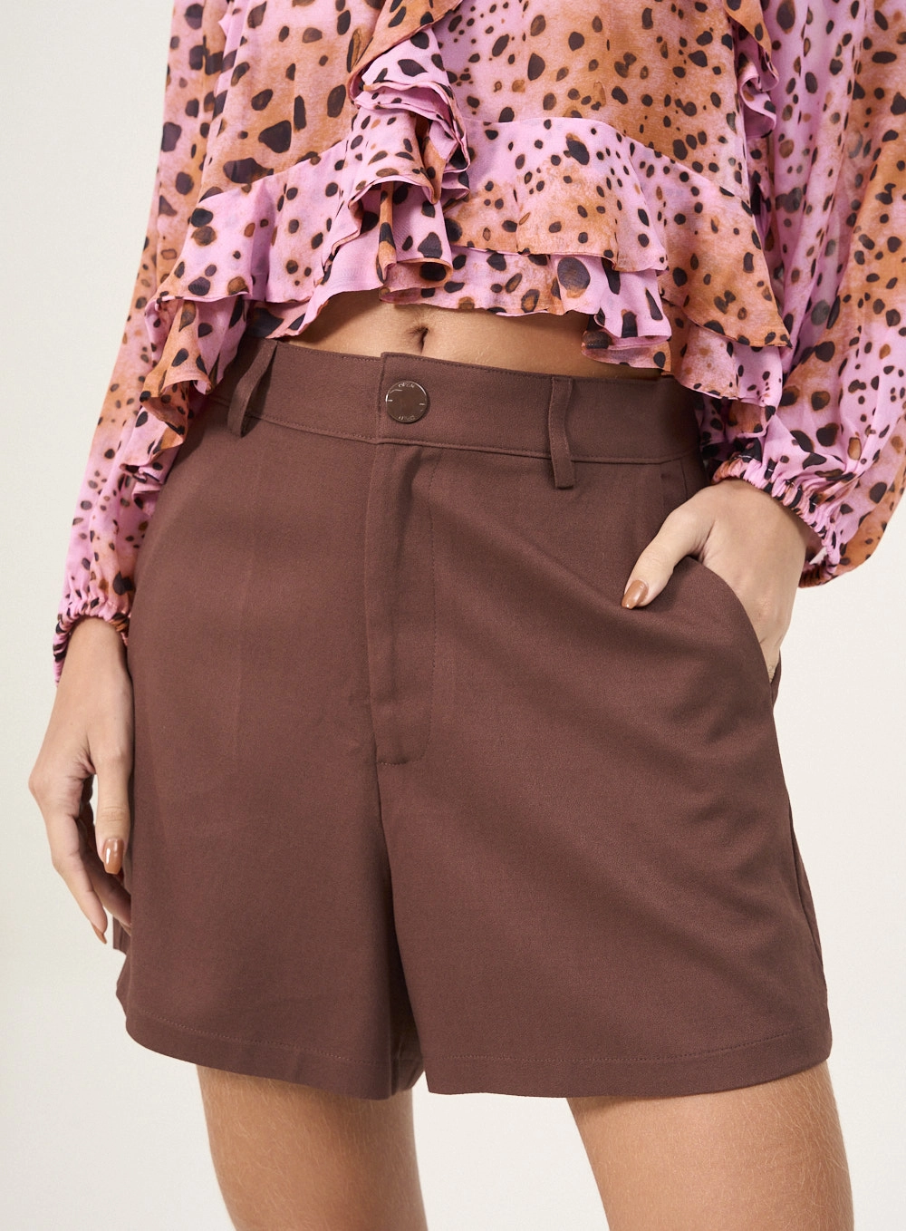 Short Feminino Alfaiataria Cintura Alta Marrom 3