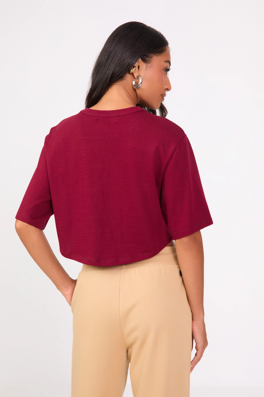Camiseta Feminina Box Com Aplicação Bordô 2