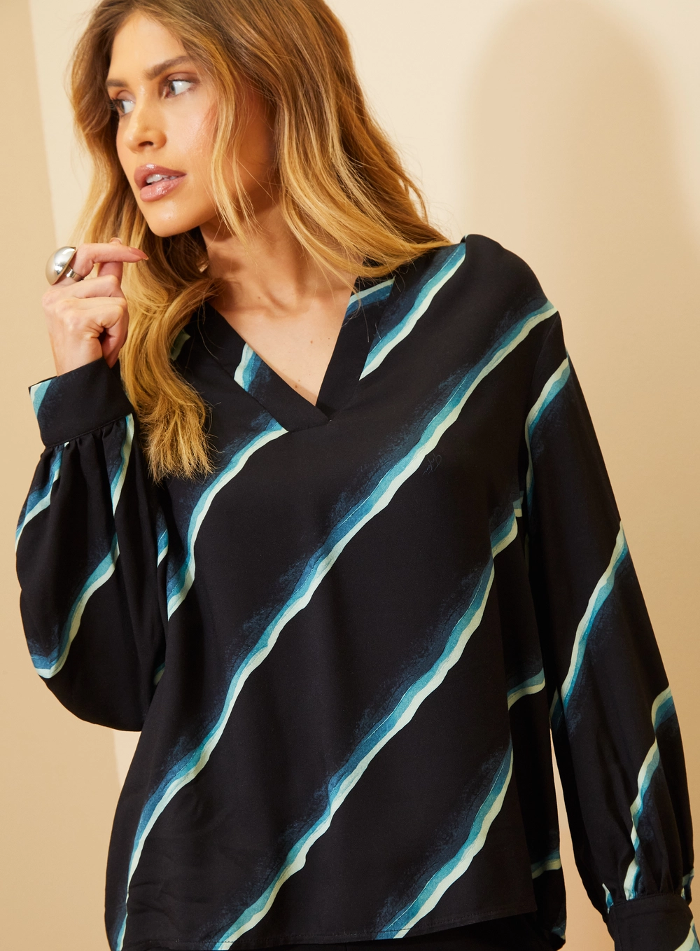 Blusa Feminina Estampada Decote V Manga Longa Estampados 3