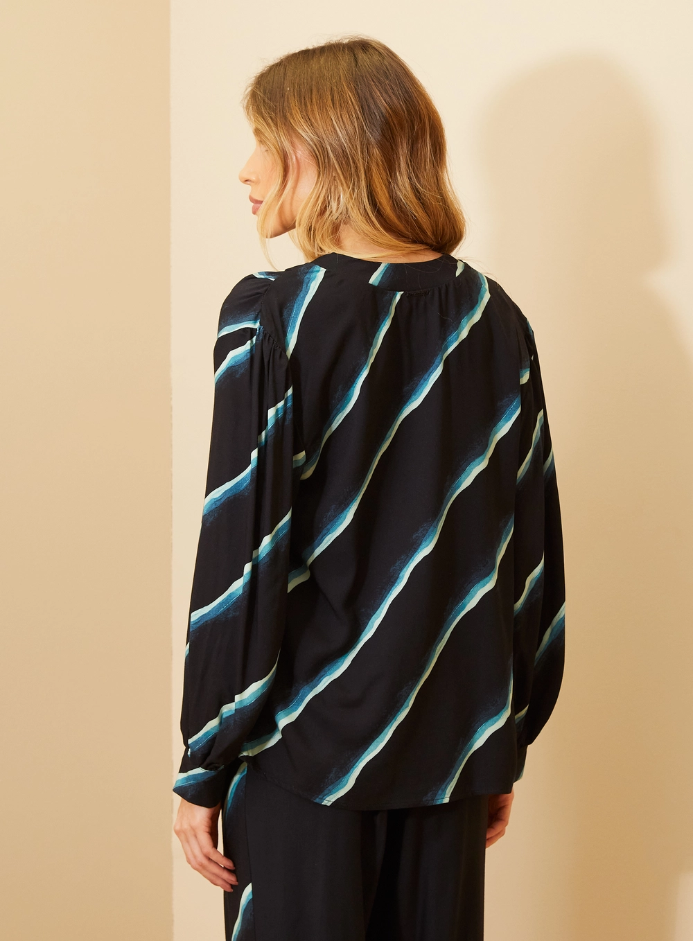 Blusa Feminina Estampada Decote V Manga Longa Estampados 2