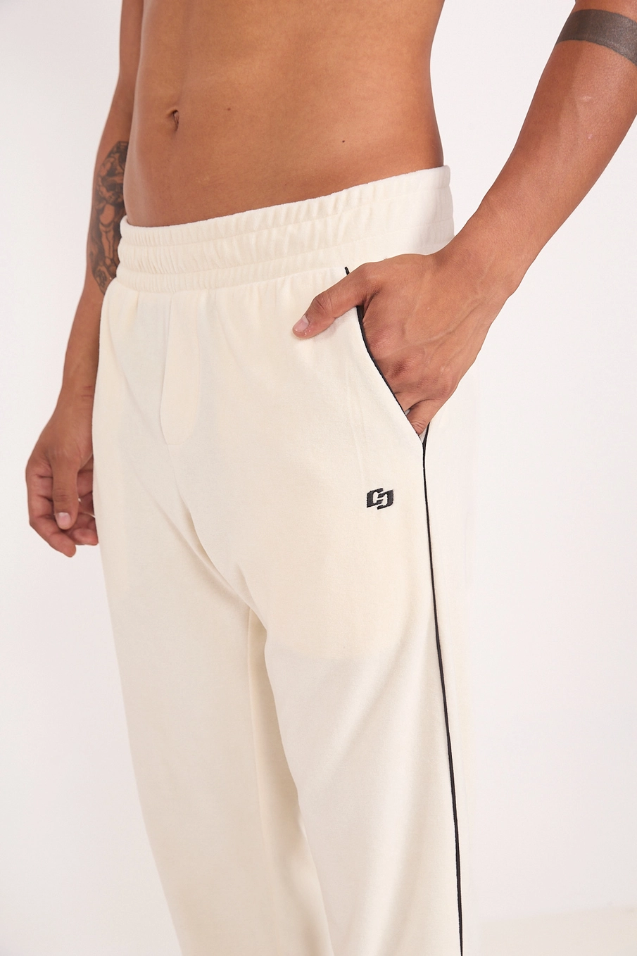 Calça De Moletom Reta Com Detalhe Lateral Off Shell