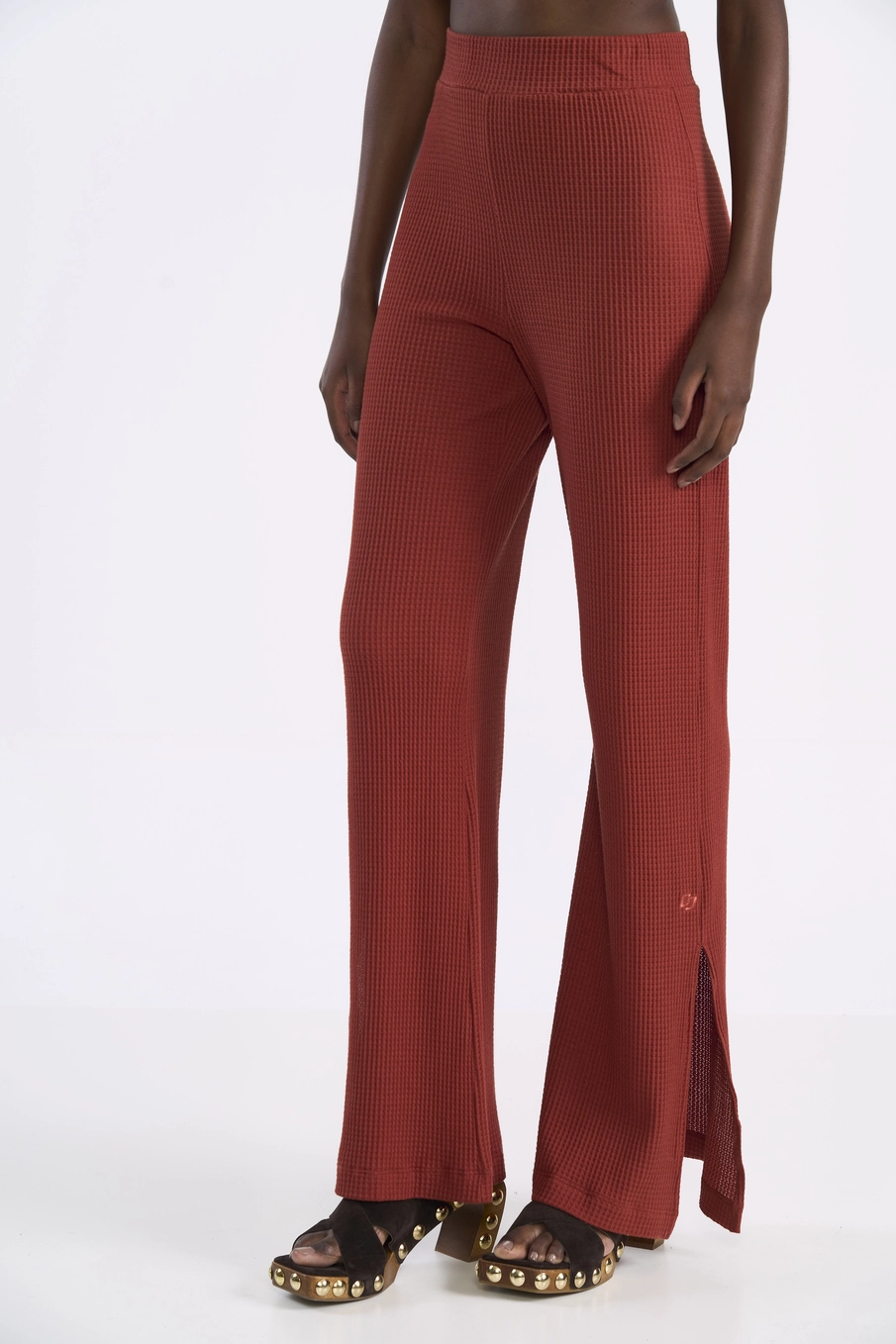 Calça Flare Justa No Corpo Com Fenda Na Barra Marrom