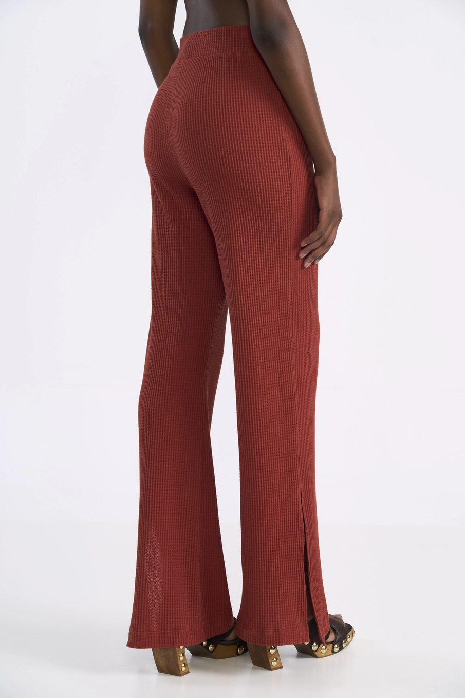 Calça Flare Justa No Corpo Com Fenda Na Barra Marrom