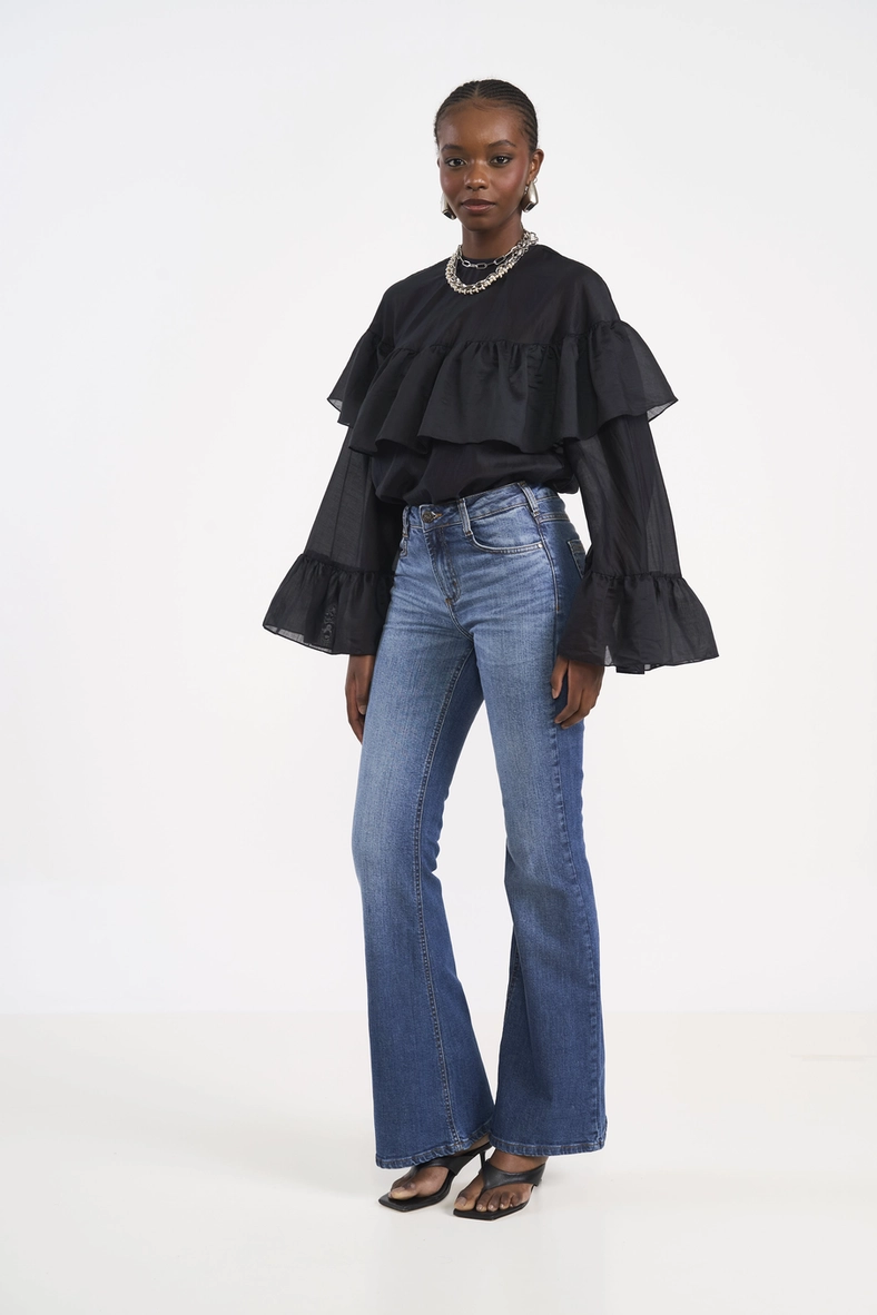 Calça Jeans Flare Bia Com Bordado No Bolso