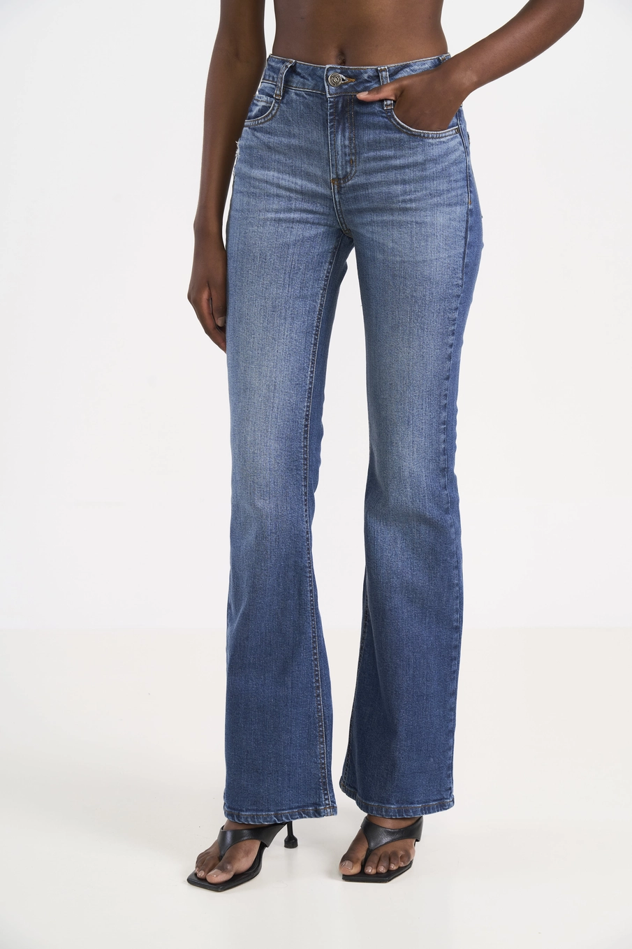 Calça Jeans Flare Bia Com Bordado No Bolso Índigo
