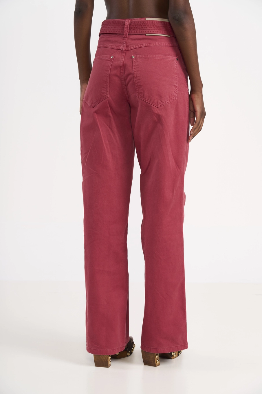 Calça Wide Leg Em Sarja Com Cinto Vermelho