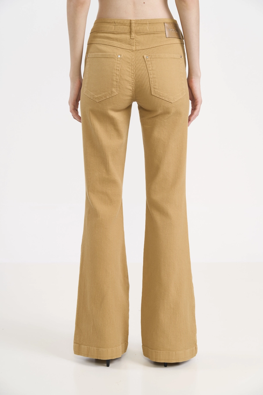Calça Em Sarja Bia Flare Bege Soybean