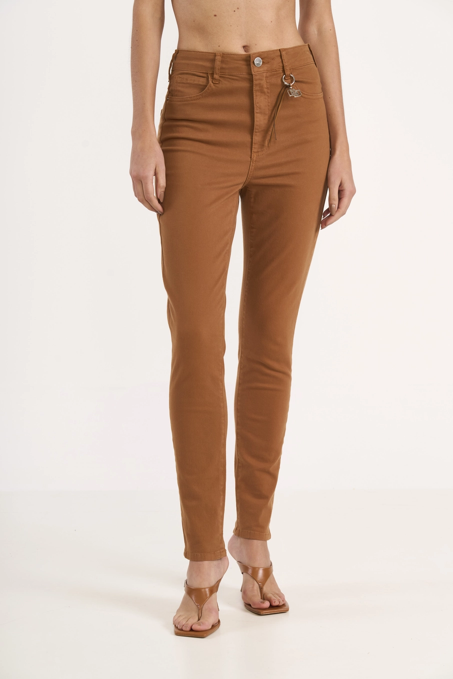 Calça Feminina Sarja Skinny Cintura Média Marrom