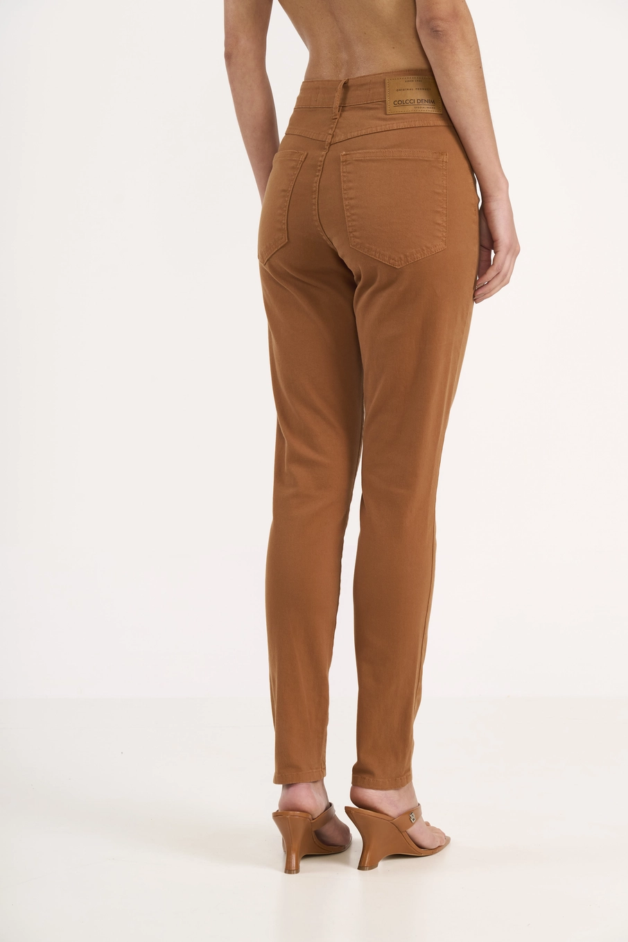 Calça Feminina Sarja Skinny Cintura Média Marrom