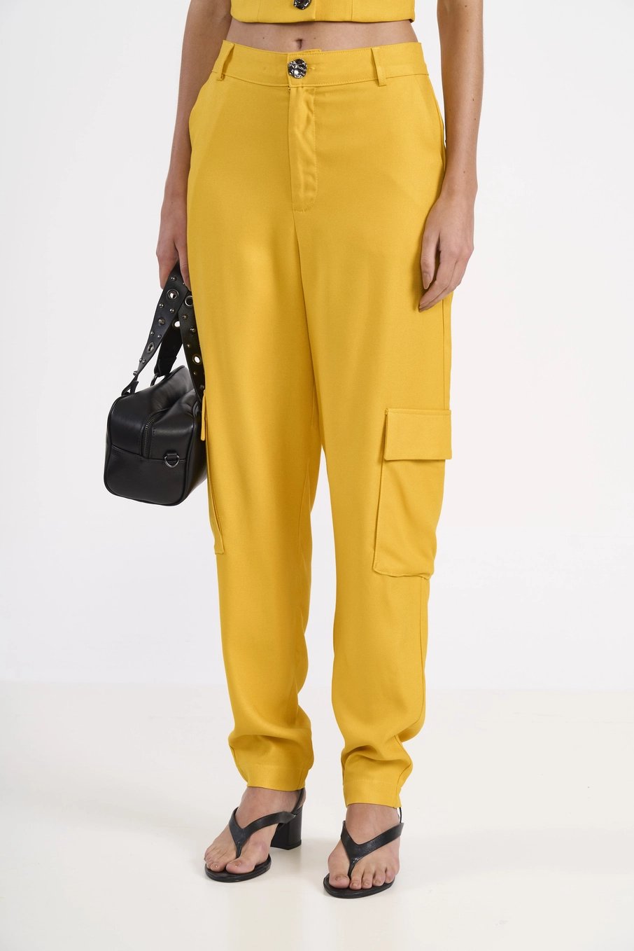 Calça Cargo Em Alfaiataria Amarelo