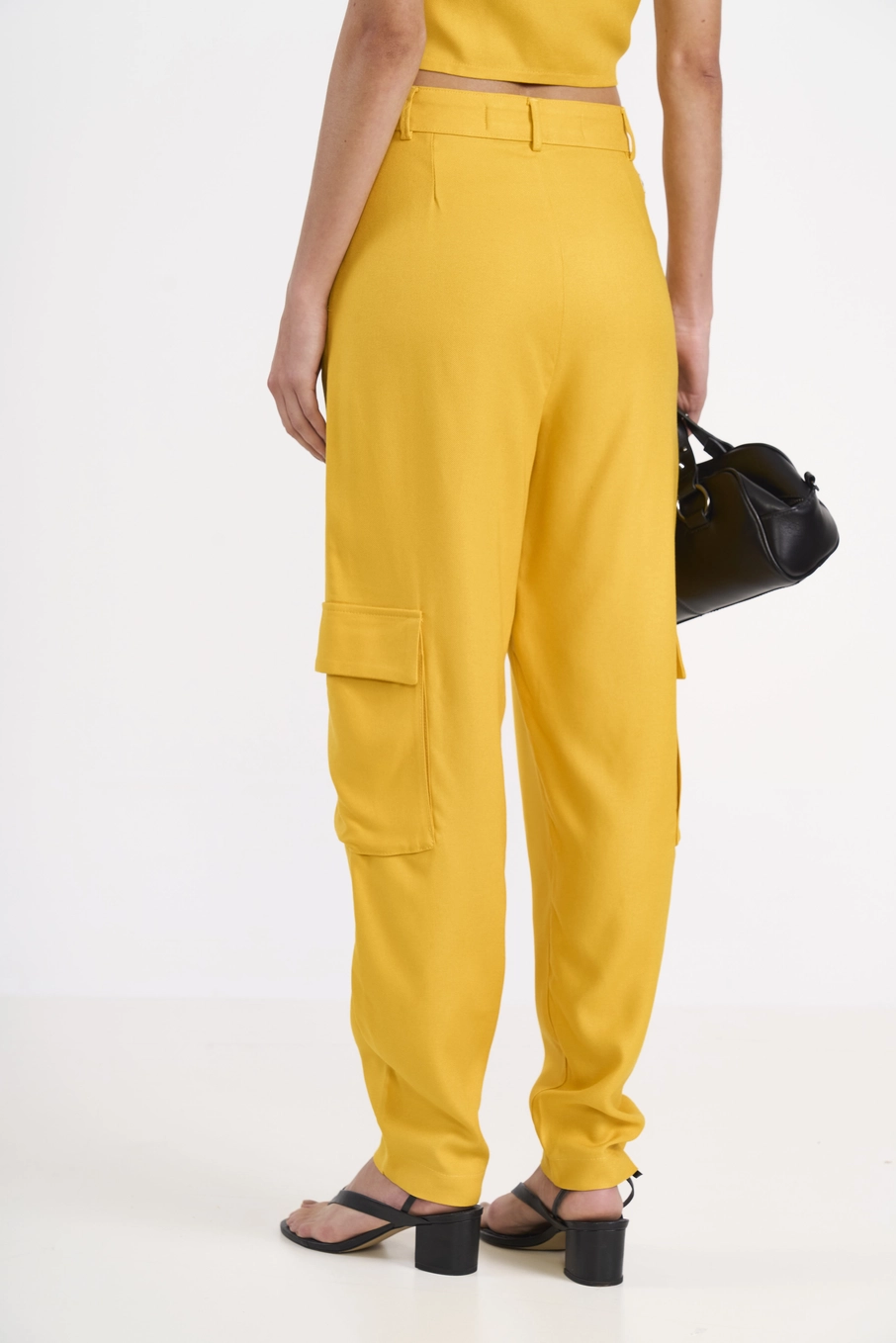 Calça Cargo Em Alfaiataria Amarelo